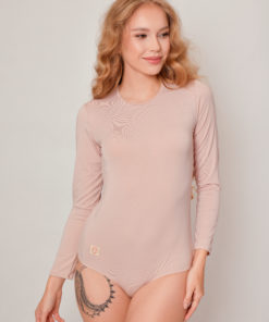 Detail svetloružového body Chloe s dlhými rukávmi, okrúhlym výstrihom a logom na boku.