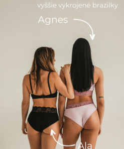 Dve modelky zozadu porovnávajú čierne klasické nohavičky Ala a svetlofialové viac vykrojené brazilky Agnes.