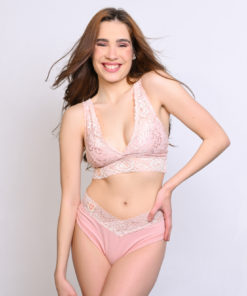 Usmiata modelka v ružovej čipkovej bralette Diana a nohavičkách Ala so svetlou čipkou v páse.
